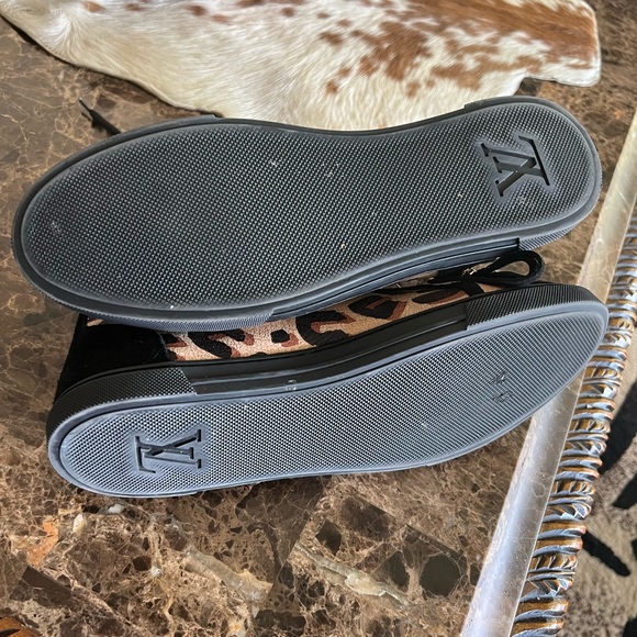 Black/Leopard print LV with a zipper and shoe lace, gently loved no box - Picture 3 of 3